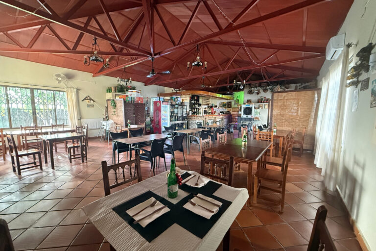 Bar en venta en Escacena del Campo con acceso a la piscina municipal